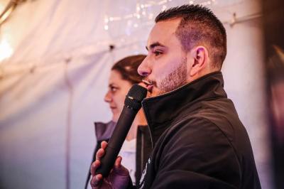 Veste noire avec un logo brodé représentant des mains entourant un disque, accompagné du texte ’Nouvelle Renouvelle…
