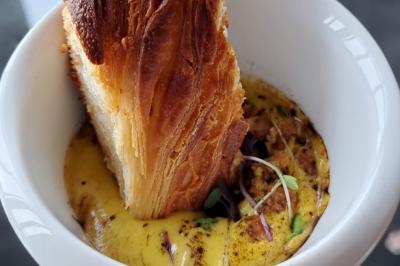 Miniature Traiteur Arronville (Val-d'Oise) - L'hedoniste Traiteur #8 Salade composée de roquette, tomates, pommes de terre rôties, mozzarella et vinaigrette.