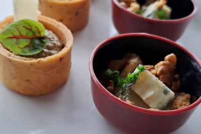 Miniature Traiteur Arronville (Val-d'Oise) - L'hedoniste Traiteur #10 Salade composée de roquette, tomates, pommes de terre rôties, mozzarella et vinaigrette.