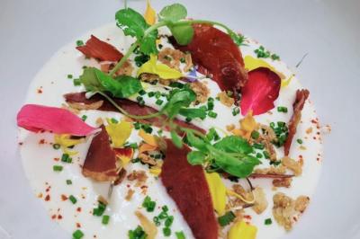 Miniature Traiteur Arronville (Val-d'Oise) - L'hedoniste Traiteur #13 Salade composée de roquette, tomates, pommes de terre rôties, mozzarella et vinaigrette.