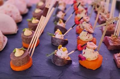 Miniature Traiteur Arronville (Val-d'Oise) - L'hedoniste Traiteur #14 Salade composée de roquette, tomates, pommes de terre rôties, mozzarella et vinaigrette.