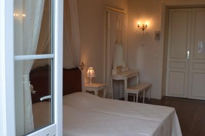 Disposition de bancs en bois face à une arche décorée pour une cérémonie en plein air, entourée de verdure.