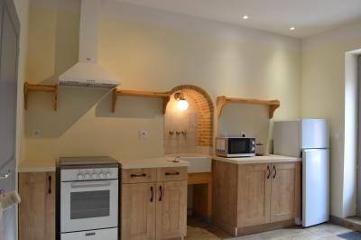 Disposition de bancs en bois face à une arche décorée pour une cérémonie en plein air, entourée de verdure.