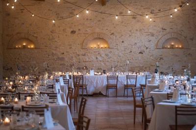 Disposition de bancs en bois face à une arche décorée pour une cérémonie en plein air, entourée de verdure.