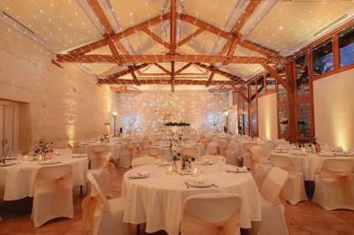 Disposition de bancs en bois face à une arche décorée pour une cérémonie en plein air, entourée de verdure.