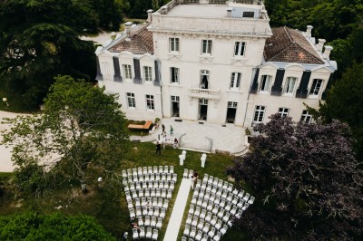 Groupe de personnes discutant sous des guirlandes lumineuses dans un jardin en soirée.