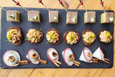 Salade composée de roquette, tomates, pommes de terre rôties, mozzarella et vinaigrette.