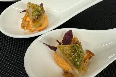 Salade composée de roquette, tomates, pommes de terre rôties, mozzarella et vinaigrette.