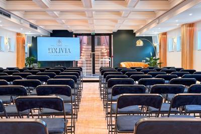 Entrée d'un restaurant aménagé sur un bateau, avec une passerelle en bois et des plantes en pot.