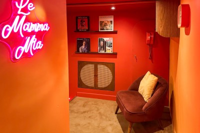 Miniature Location salle Paris 12 (Paris) - L'Olivia #117 Platine vinyle sur un meuble en bois, plante en pot et lampes dans une pièce aux tons rouges et orange.