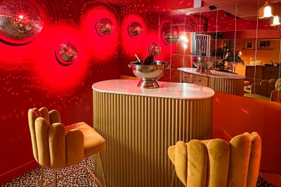 Miniature Location salle Paris 12 (Paris) - L'Olivia #120 Platine vinyle sur un meuble en bois, plante en pot et lampes dans une pièce aux tons rouges et orange.