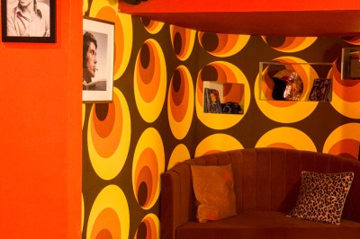 Miniature Location salle Paris 12 (Paris) - L'Olivia #122 Platine vinyle sur un meuble en bois, plante en pot et lampes dans une pièce aux tons rouges et orange.