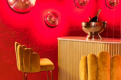 Miniature Location salle Paris 12 (Paris) - L'Olivia #123 Platine vinyle sur un meuble en bois, plante en pot et lampes dans une pièce aux tons rouges et orange.