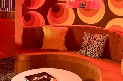 Miniature Location salle Paris 12 (Paris) - L'Olivia #124 Platine vinyle sur un meuble en bois, plante en pot et lampes dans une pièce aux tons rouges et orange.