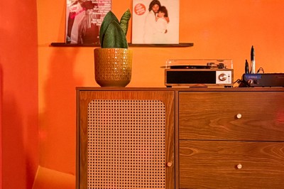 Miniature Location salle Paris 12 (Paris) - L'Olivia #125 Platine vinyle sur un meuble en bois, plante en pot et lampes dans une pièce aux tons rouges et orange.