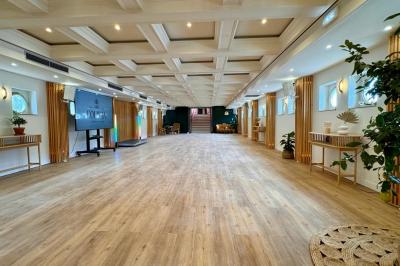 Panneau en bois indiquant les directions vers un jardin d'hiver et un boulodrome, entouré de verdure.