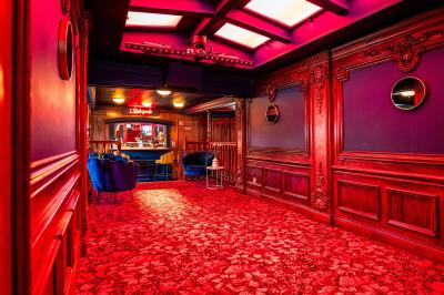 Panneau en bois indiquant les directions vers un jardin d'hiver et un boulodrome, entouré de verdure.