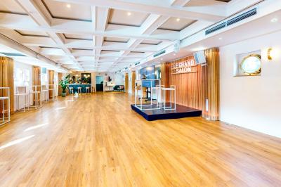 Panneau en bois indiquant les directions vers un jardin d'hiver et un boulodrome, entouré de verdure.