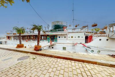 Panneau en bois indiquant les directions vers un jardin d'hiver et un boulodrome, entouré de verdure.