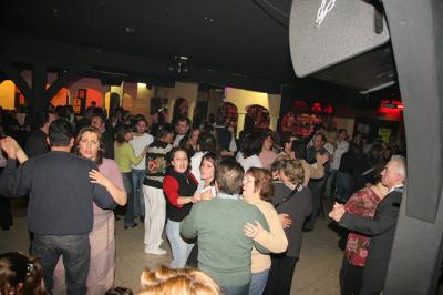 Équipement de DJ comprenant une table de mixage, des platines, un contrôleur et divers câbles sur une table.