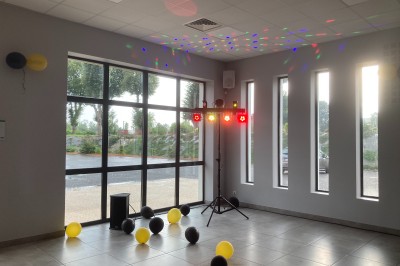 Équipement de DJ comprenant une table de mixage, des platines, un contrôleur et divers câbles sur une table.