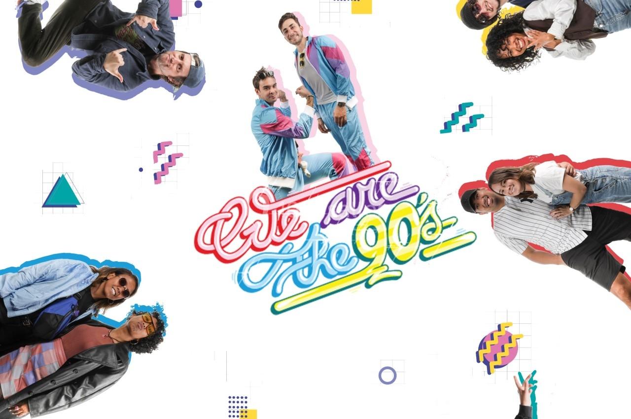 Des personnes posent en tenues des années 90 sur un fond blanc avec des motifs géométriques colorés.