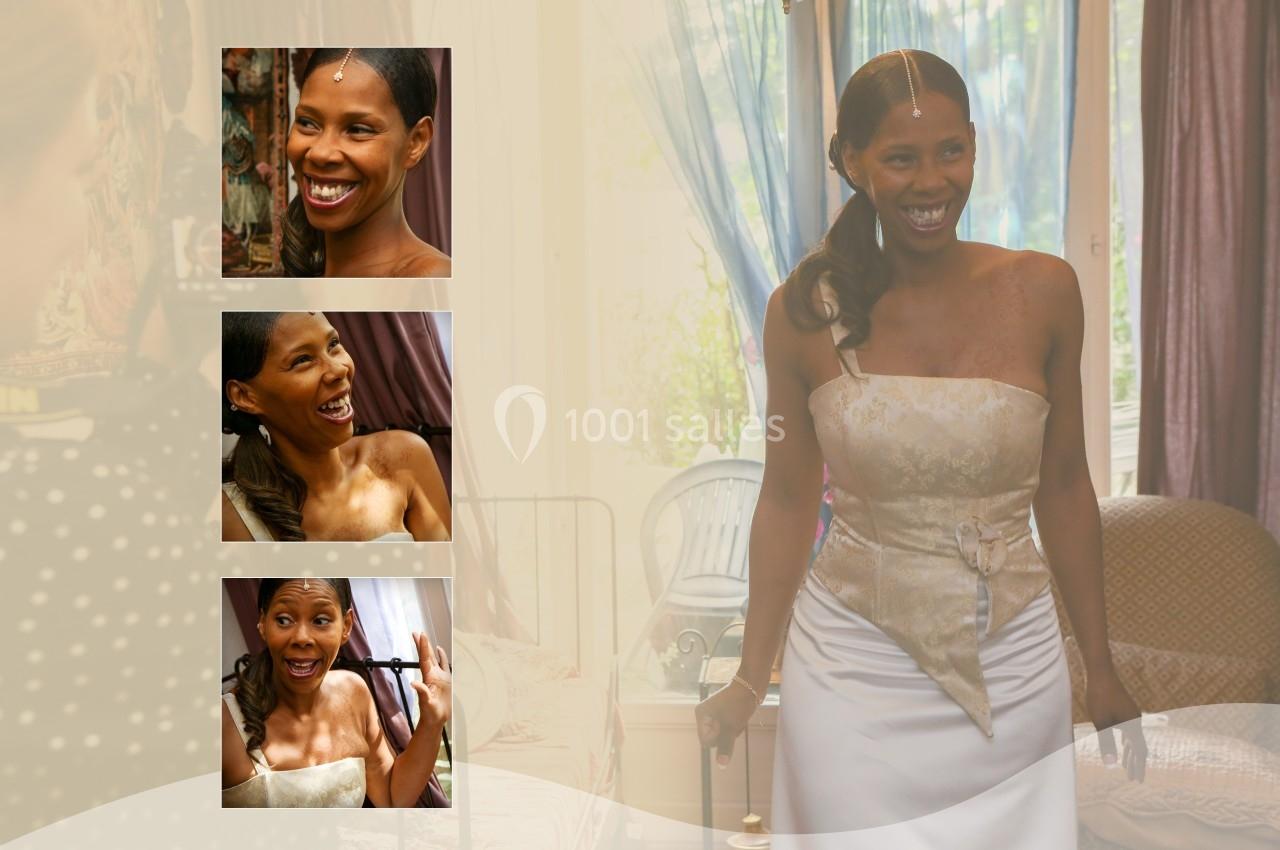 Une femme souriante en robe de mariée beige et blanche dans une pièce lumineuse avec des rideaux et des meubles en arrière…