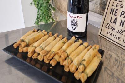 Pizza garnie de jambon cru, olives noires, artichauts, tomates séchées, fromage râpé et filet de pesto.