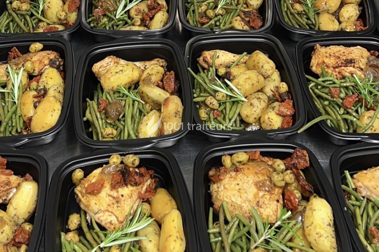 Plats préparés contenant du poulet, des pommes de terre, des haricots verts, des olives et des tomates séchées.