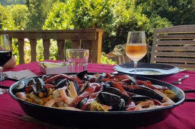 Pizza garnie de jambon cru, olives noires, artichauts, tomates séchées, fromage râpé et filet de pesto.