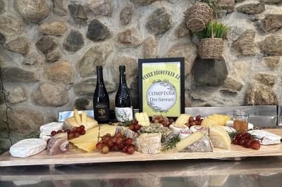 Pizza garnie de jambon cru, olives noires, artichauts, tomates séchées, fromage râpé et filet de pesto.