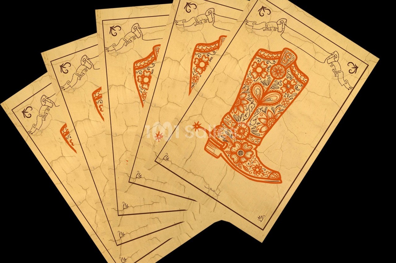 Illustration de cartes à jouer ornées d'une botte décorative orange sur un fond beige vieilli.