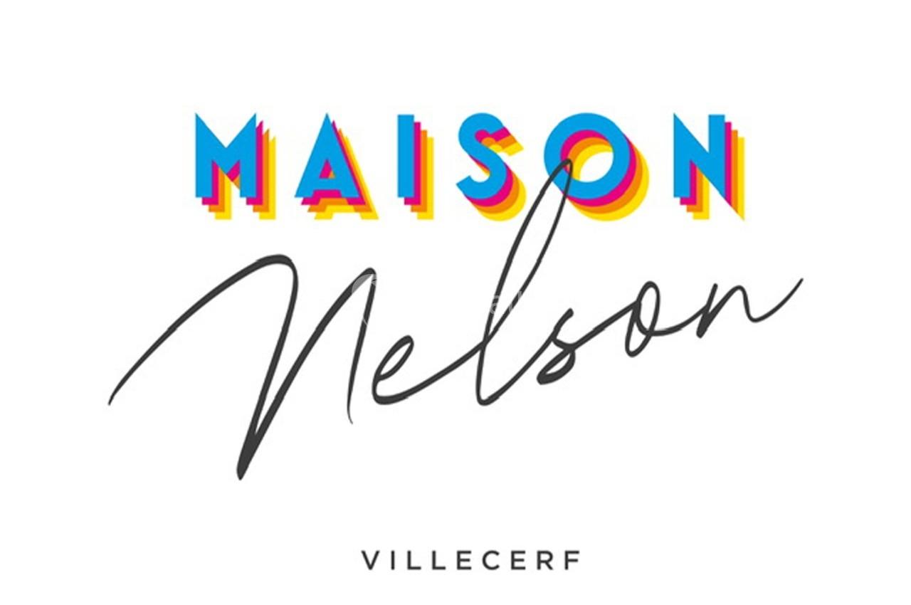 Logo avec le texte ’Maison Nelson’ en typographies colorées et élégantes, accompagné du mot ’Villecerf’ en dessous.