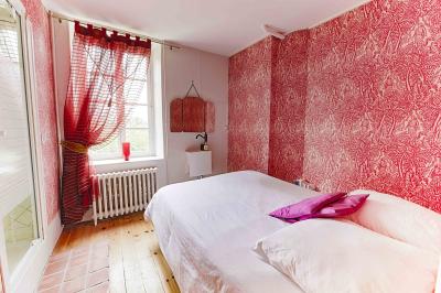 Logo avec le texte ’Maison Nelson’ en typographies colorées et élégantes, accompagné du mot ’Villecerf’ en dessous.