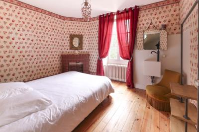 Logo avec le texte ’Maison Nelson’ en typographies colorées et élégantes, accompagné du mot ’Villecerf’ en dessous.