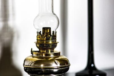 Logo avec le texte ’Maison Nelson’ en typographies colorées et élégantes, accompagné du mot ’Villecerf’ en dessous.