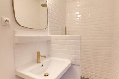 Logo avec le texte ’Maison Nelson’ en typographies colorées et élégantes, accompagné du mot ’Villecerf’ en dessous.