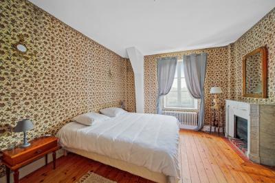 Logo avec le texte ’Maison Nelson’ en typographies colorées et manuscrites, accompagné de ’Villecerf’ en bas.