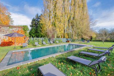 Logo avec le texte ’Maison Nelson’ en typographies colorées et manuscrites, accompagné de ’Villecerf’ en bas.