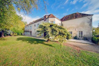 Logo avec le texte ’Maison Nelson’ en typographies colorées et manuscrites, accompagné de ’Villecerf’ en bas.