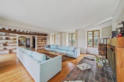 Logo avec le texte ’Maison Nelson’ en typographies colorées et manuscrites, accompagné de ’Villecerf’ en bas.