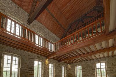 Logo avec le texte ’Maison Nelson’ en typographies colorées et manuscrites, accompagné de ’Villecerf’ en bas.