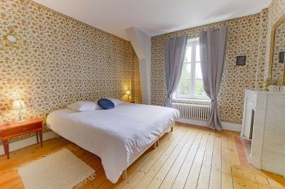 Logo avec le texte ’Maison Nelson’ en typographies colorées et manuscrites, accompagné de ’Villecerf’ en bas.