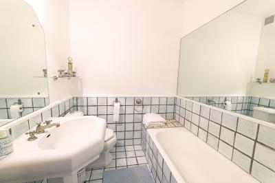 Logo avec le texte ’Maison Nelson’ en typographies colorées et manuscrites, accompagné de ’Villecerf’ en bas.