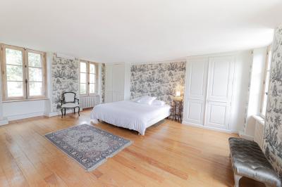 Logo avec le texte ’Maison Nelson’ en typographies colorées et manuscrites, accompagné de ’Villecerf’ en bas.