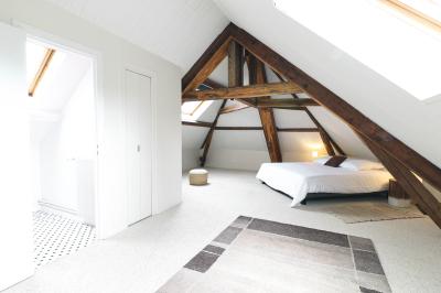 Logo avec le texte ’Maison Nelson’ en typographies colorées et manuscrites, accompagné de ’Villecerf’ en bas.