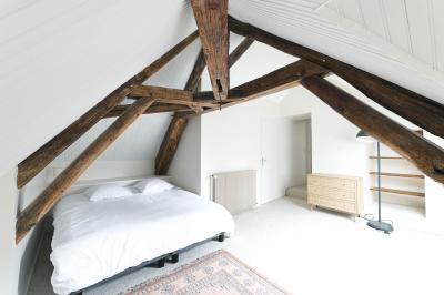 Logo avec le texte ’Maison Nelson’ en typographies colorées et manuscrites, accompagné de ’Villecerf’ en bas.