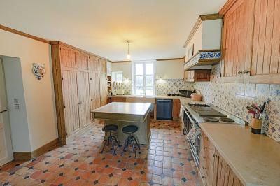 Logo avec le texte ’Maison Nelson’ en typographies colorées et manuscrites, accompagné de ’Villecerf’ en bas.