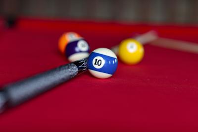 Logo avec le texte ’Maison Nelson’ en typographies colorées et manuscrites, accompagné de ’Villecerf’ en bas.