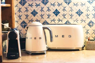 Logo avec le texte ’Maison Nelson’ en typographies colorées et manuscrites, accompagné de ’Villecerf’ en bas.